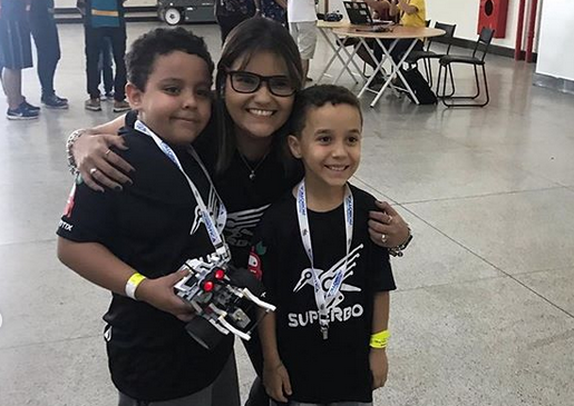 Arthur e Marco Antônio com a professora Christiane Borges